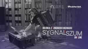 Fotografia przedstawia artystę grającego z wykorzystaniem akordeonu, zestawu efektów na podłodze i komputera, w prawym górnym rogu logotypy Fundacji Nobiscum i Mazowsza, w prawej dolnej części napis Sygnał/Szum Online, odcinek drugi: Zbigniew Chojnacki
